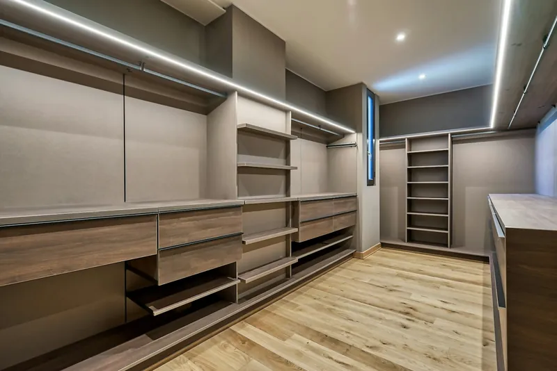 Closet com gaveteiros e prateleiras em madeira